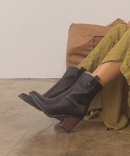 Load image into Gallery viewer, OASIS SOCIETY Tara - Two Paneled Western Boots